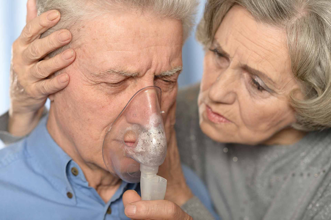 Barbat cu BPOC folosind masca cu aerosoli