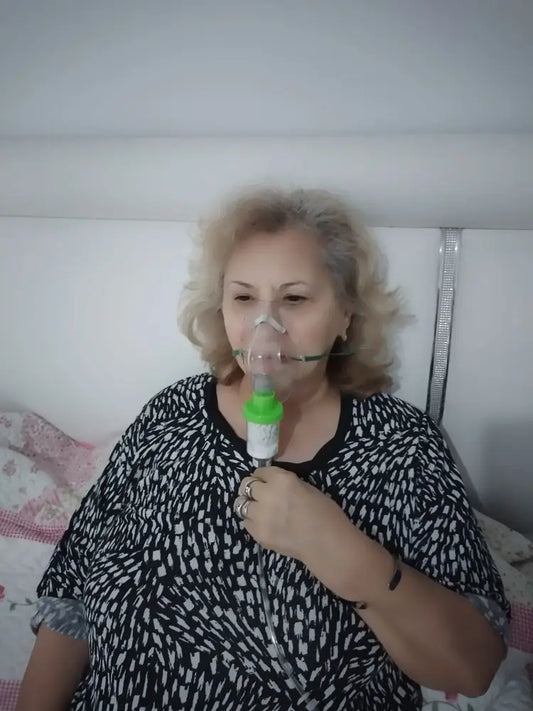 Femeie utilizand inhalatotorul salin SaltMed