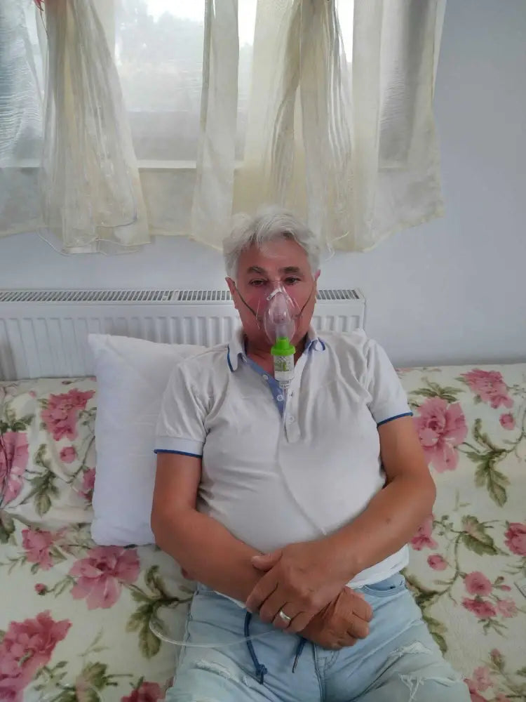 Barbat in varsta folosind inhalatorul SaltMed