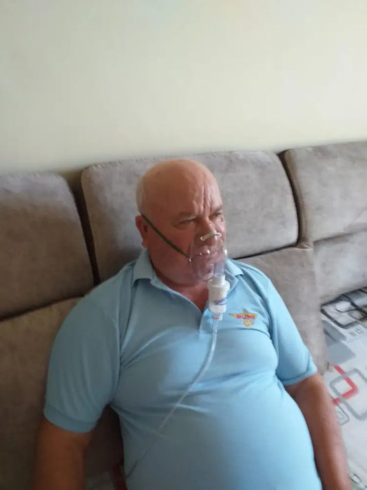 Barbat folosind inhalatorul SaltMed