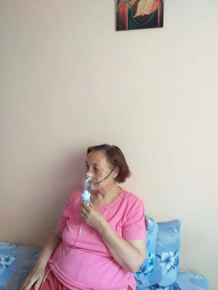 Femeie folosind inhalatorul SaltMed