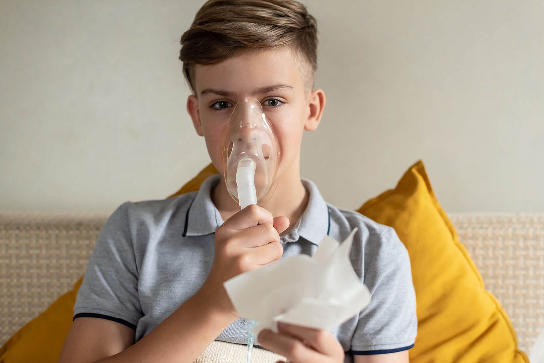 Adolescent foloseste inhalatorul salin