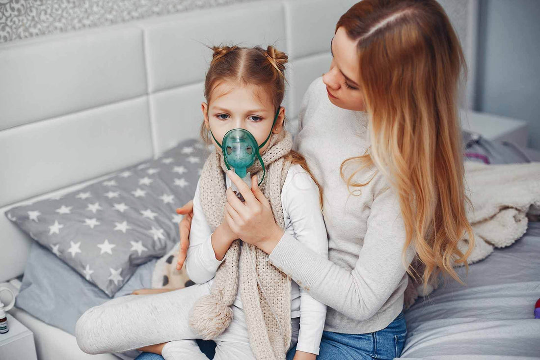 Mama isi invata fetita sa foloseasca un inhalator salin